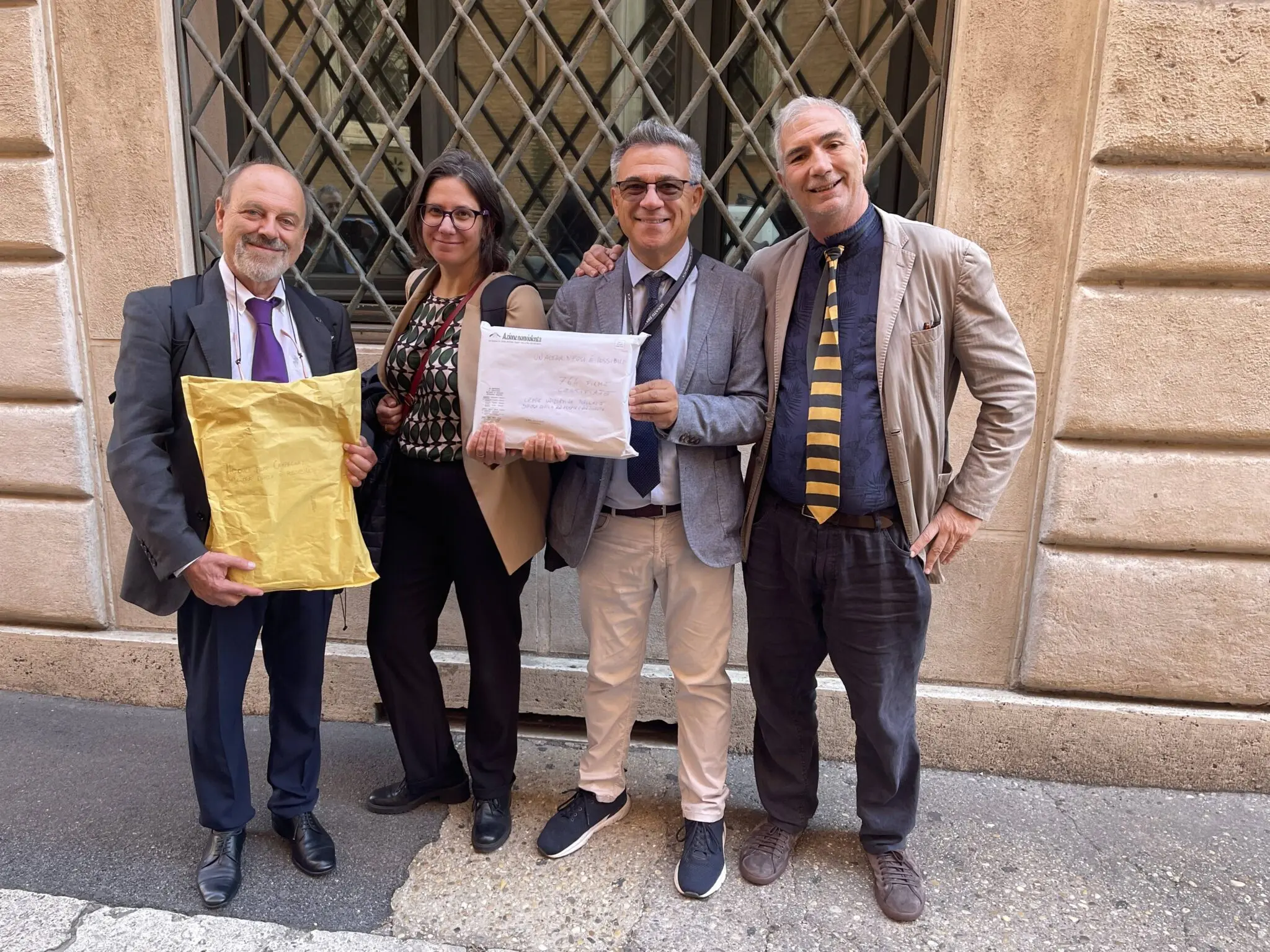 Consegna-Firme-Senato-25-set-2026-foto-promotori-2048×1536